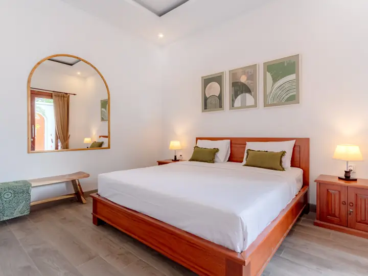 King bedroom with arched mirror