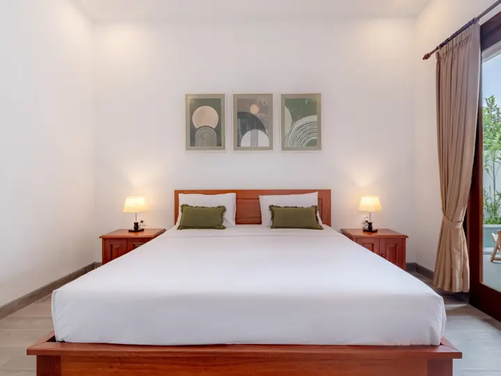 King bedroom with garden view