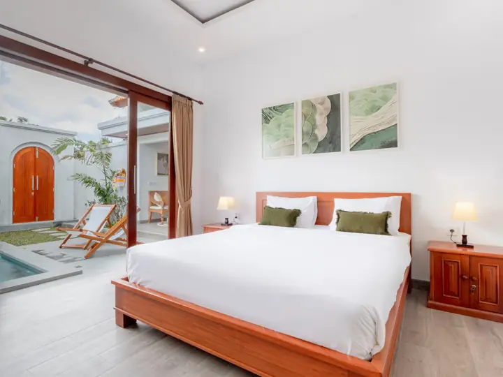 King bedroom opening onto the pool